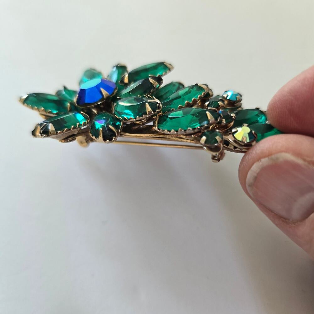 Vintage Brooch Emerald Green Aurora Borealis Rhinestone Floral Mid Century Glam - Picture 4 of 13